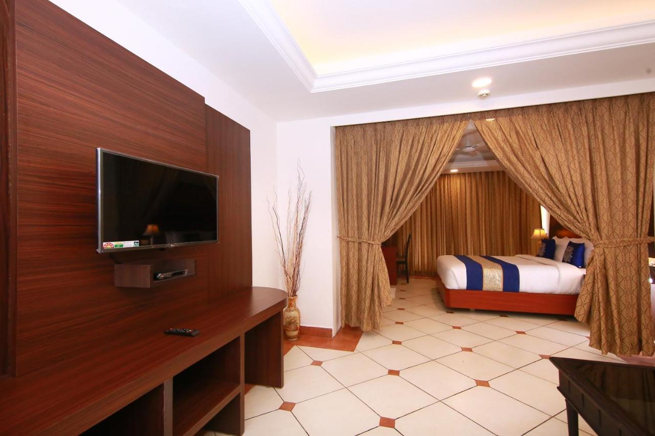 Emarald Hotel Cochin Kochi Exterior photo
