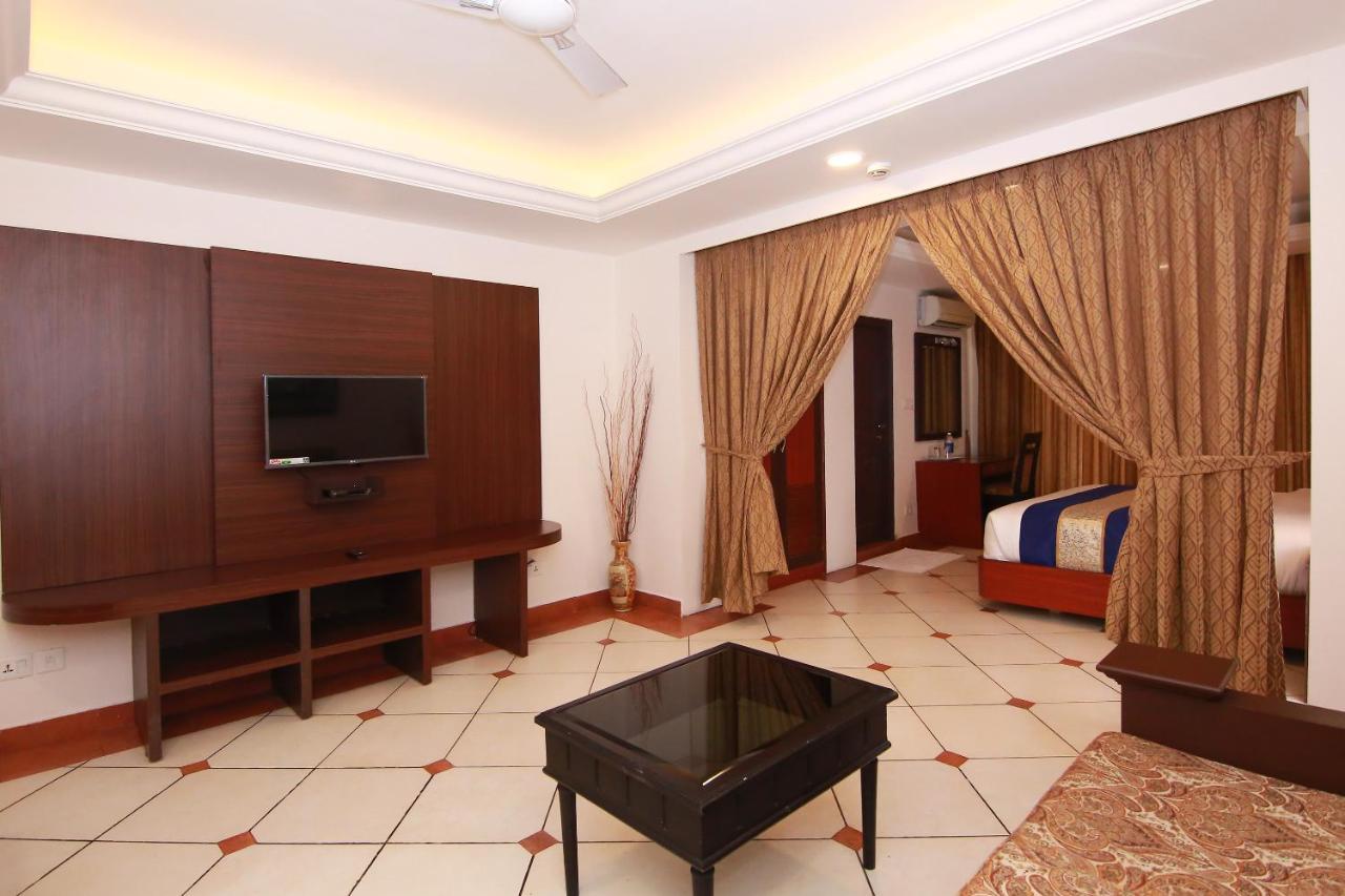 Emarald Hotel Cochin Kochi Exterior photo