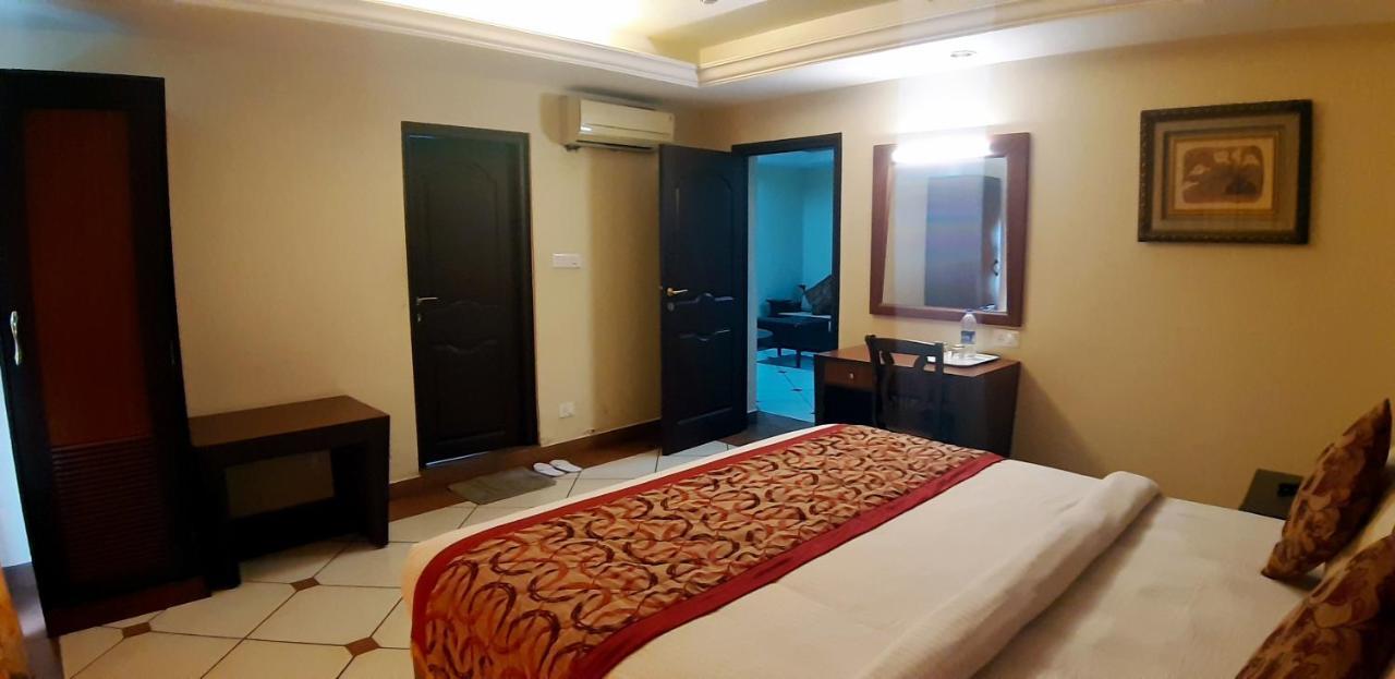 Emarald Hotel Cochin Kochi Exterior photo