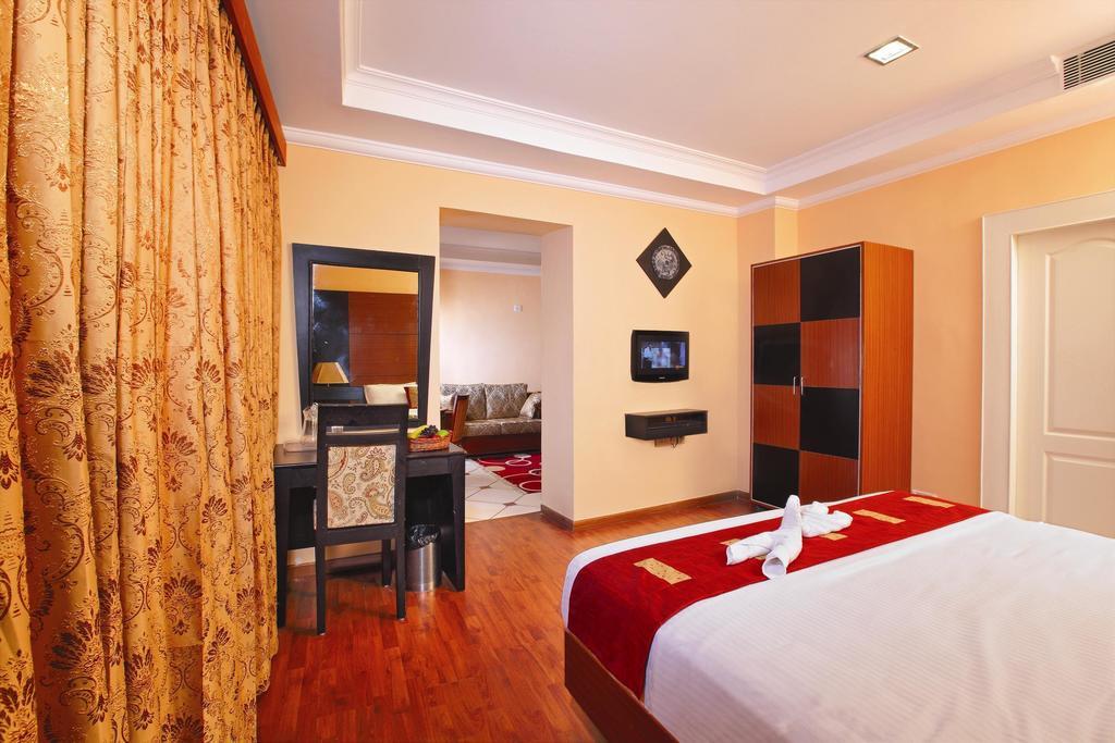 Emarald Hotel Cochin Kochi Exterior photo