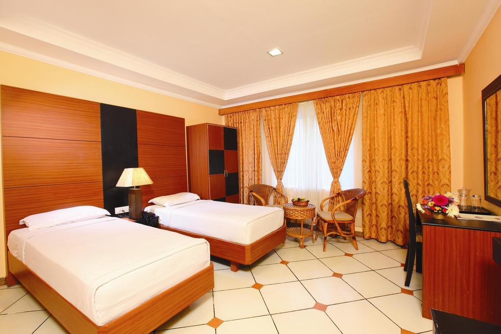 Emarald Hotel Cochin Kochi Exterior photo
