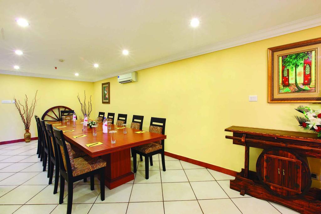 Emarald Hotel Cochin Kochi Exterior photo