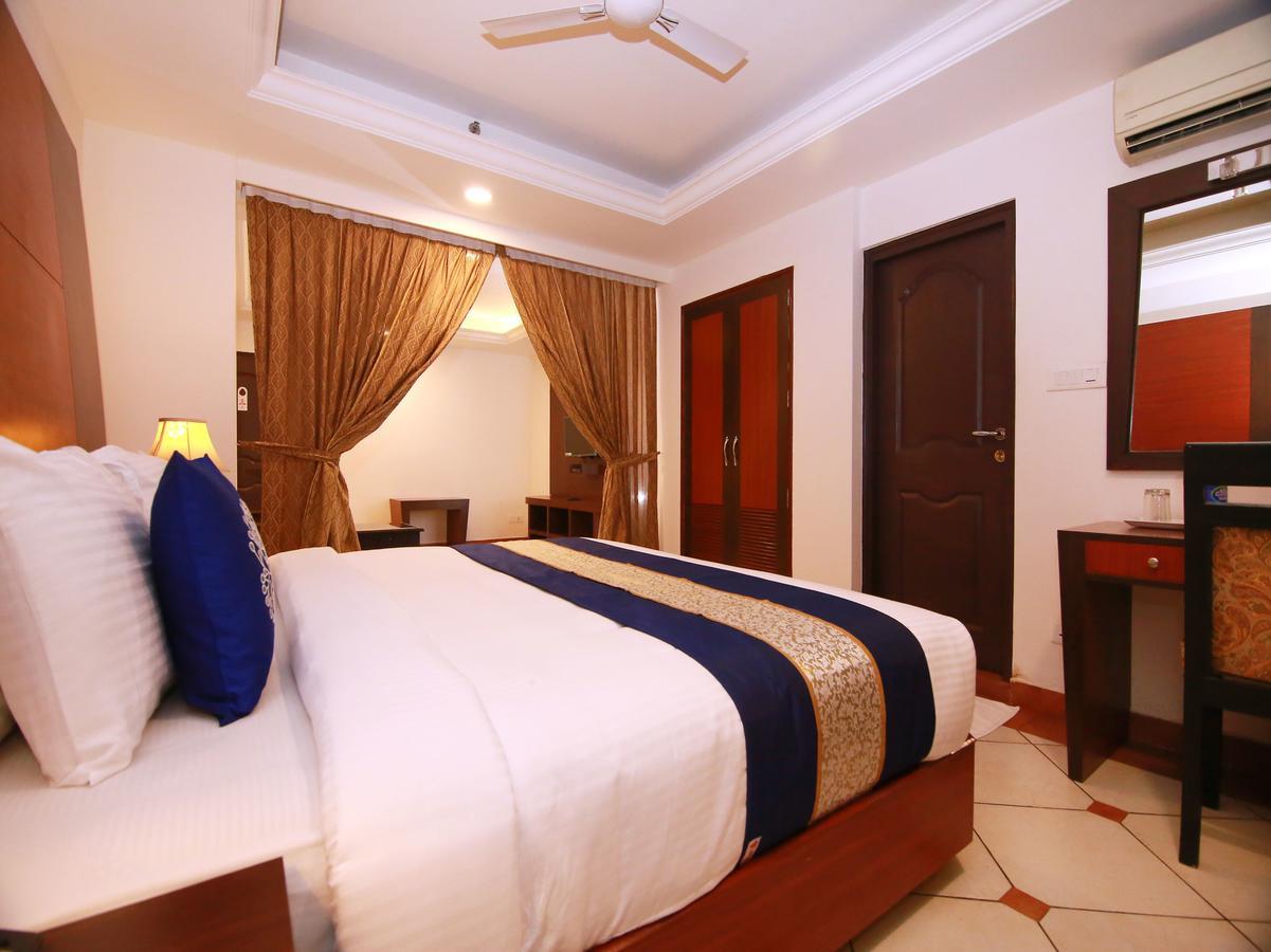 Emarald Hotel Cochin Kochi Exterior photo