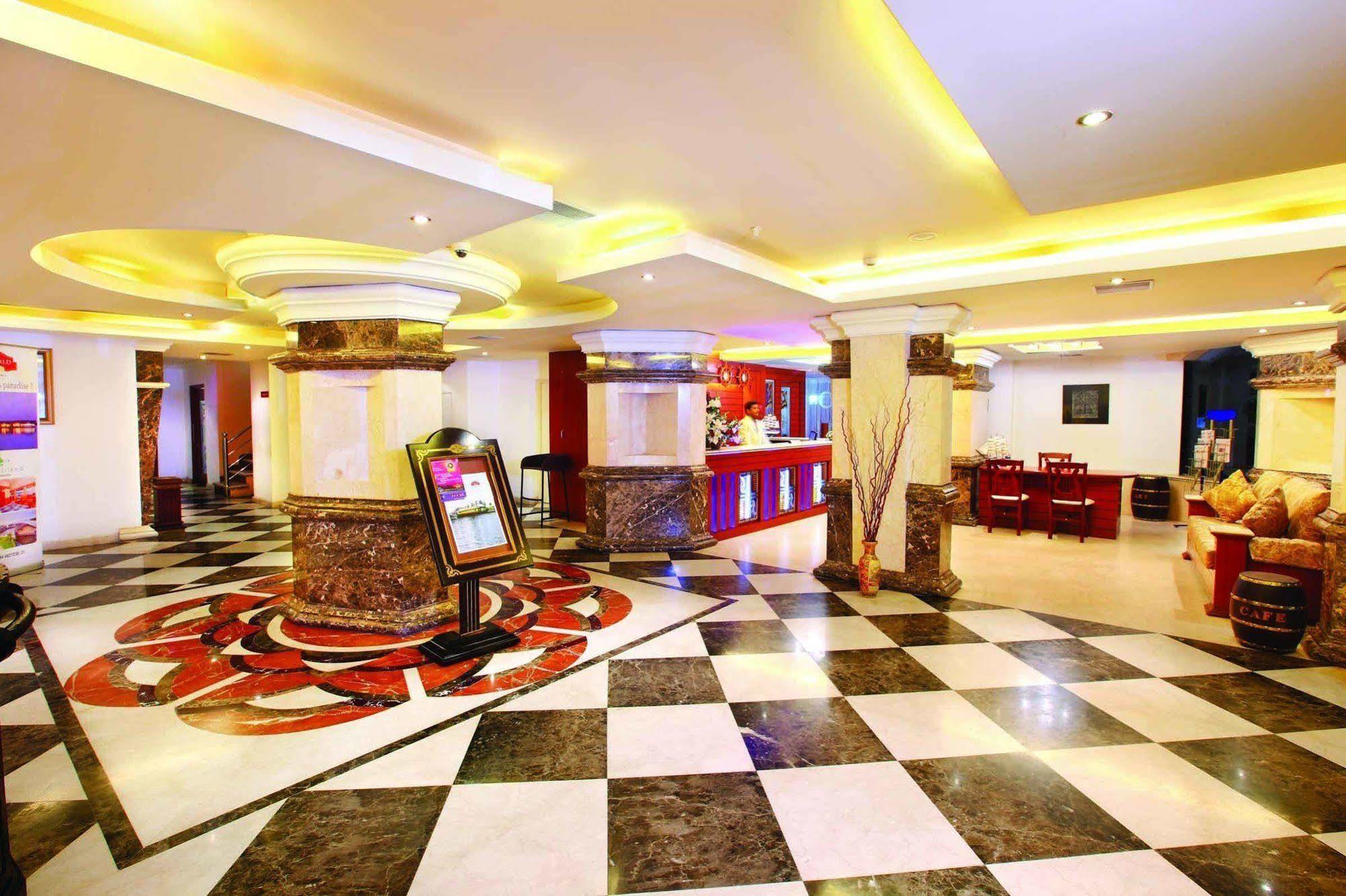 Emarald Hotel Cochin Kochi Exterior photo