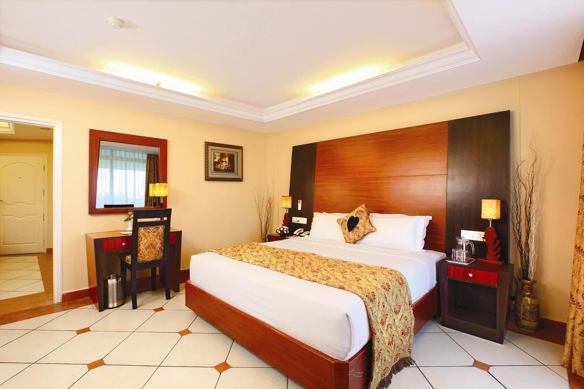 Emarald Hotel Cochin Kochi Exterior photo