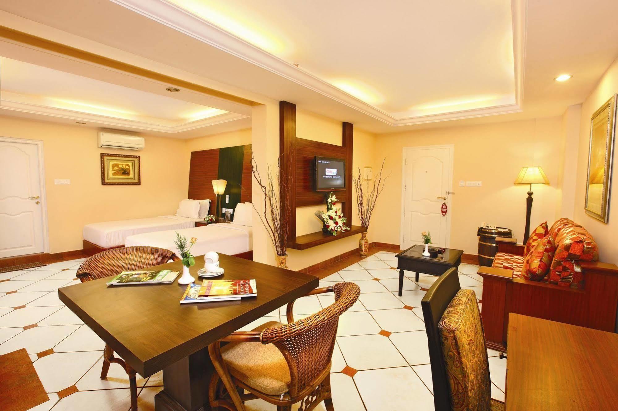 Emarald Hotel Cochin Kochi Exterior photo