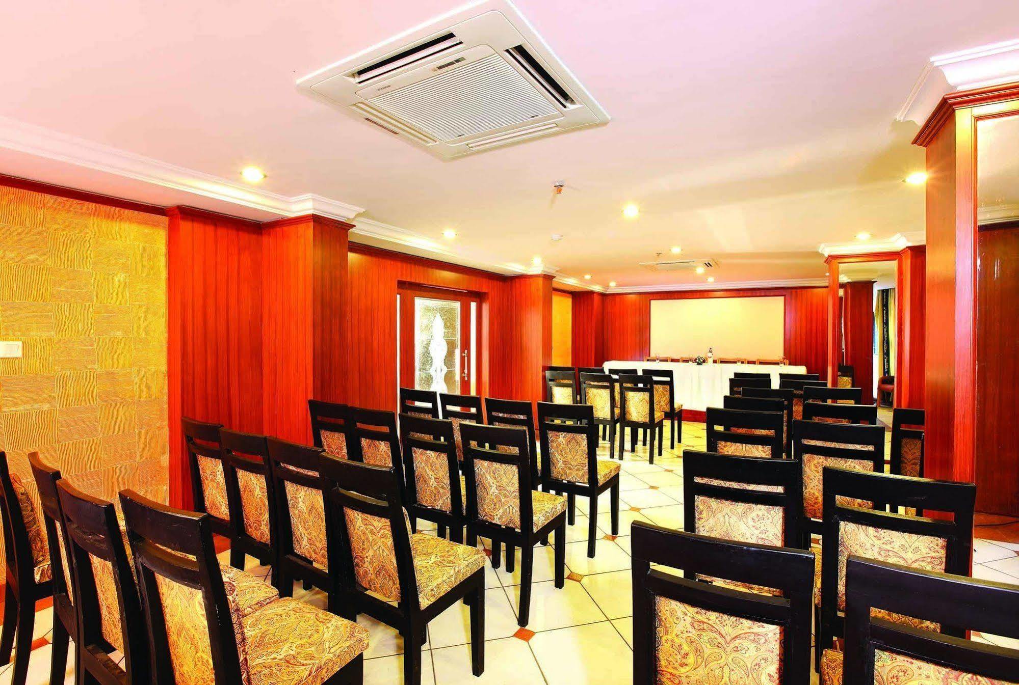 Emarald Hotel Cochin Kochi Exterior photo