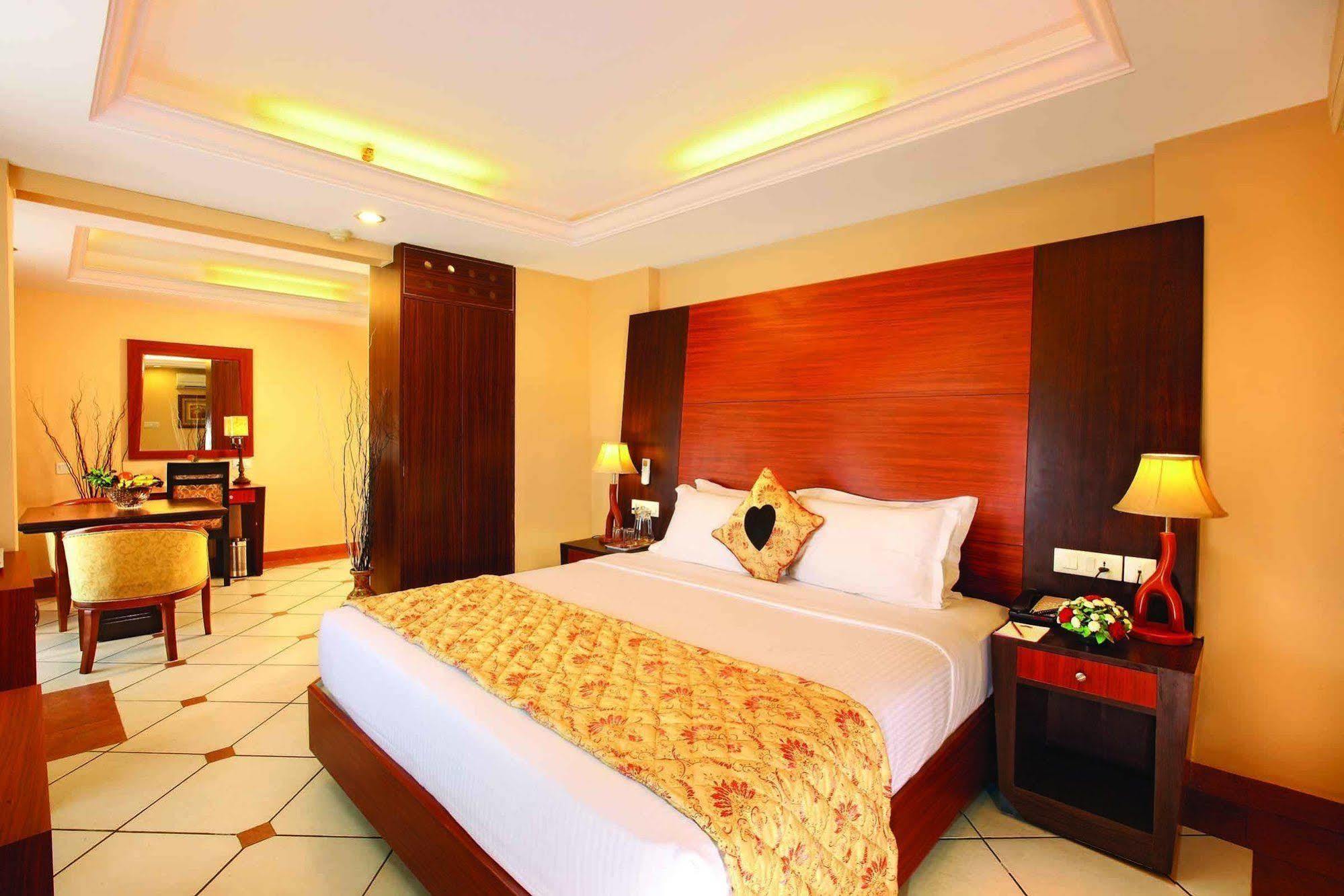 Emarald Hotel Cochin Kochi Exterior photo