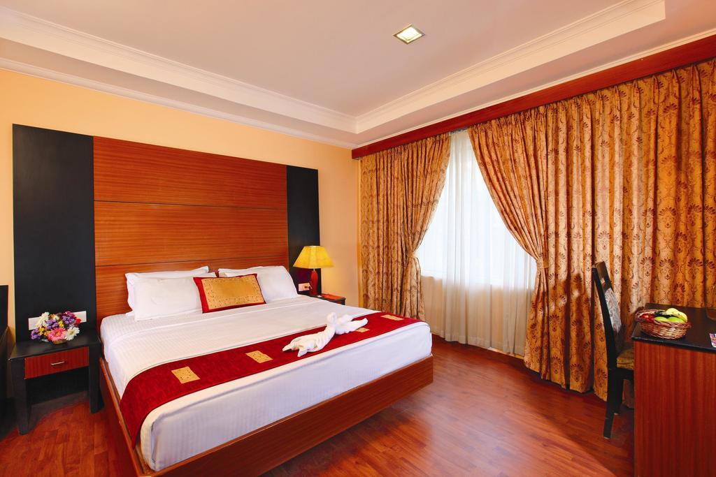 Emarald Hotel Cochin Kochi Exterior photo